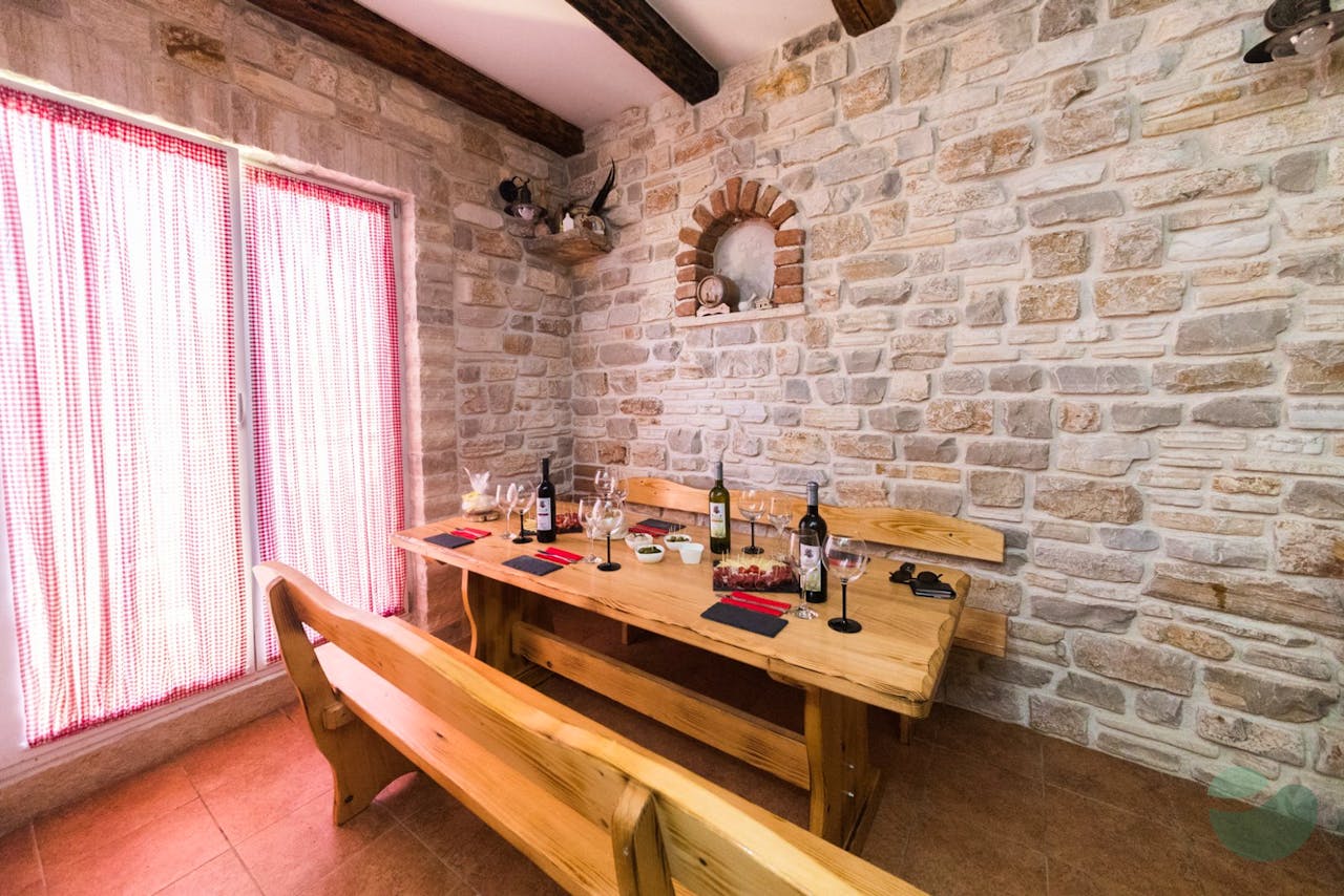 Family wine, brandy, olive oil and honey tasting in Posedarje