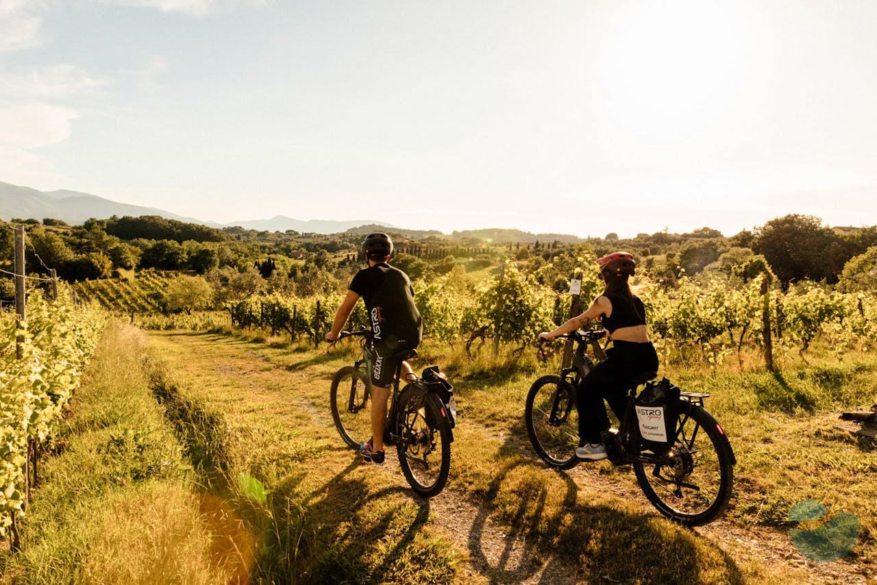 Thrilling e-bike tour through the hills of Lucca with lunch