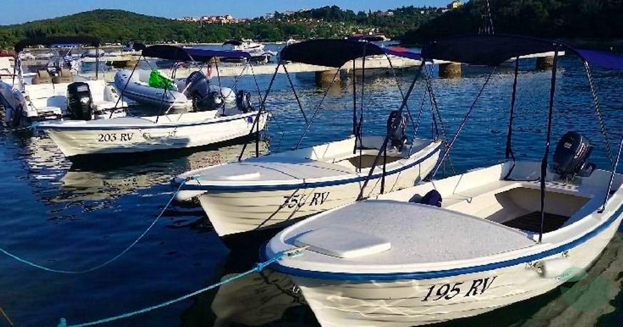 Rent a Pasara 6HP Boat – Navigate the Adriatic Freely!