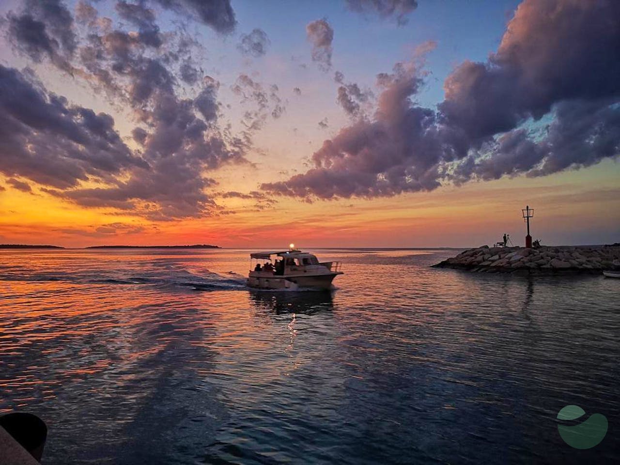 Breathtaking Dolphin and Sunset Tour by Boat in Brijuni